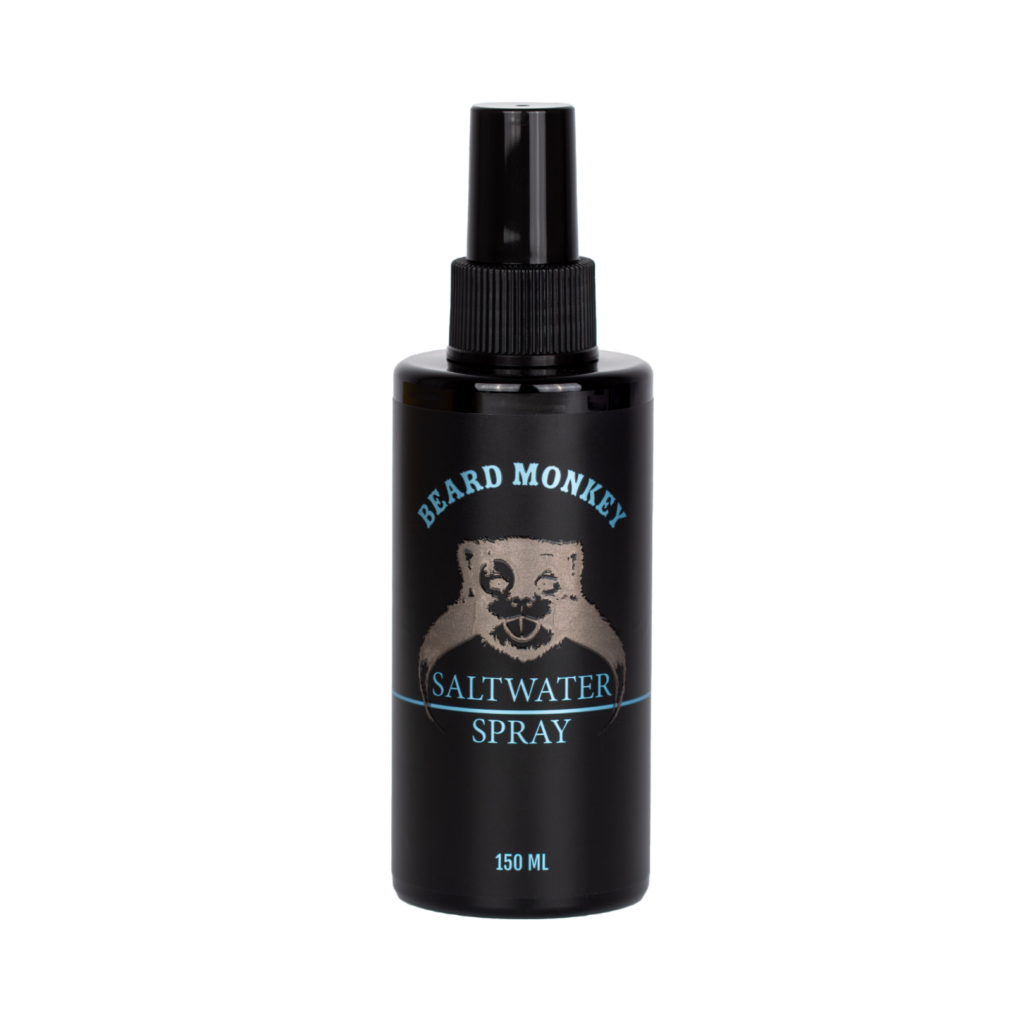 Beard Monkey Saltwater Spray i svart flaska om 150ml med spraypump, svart etikett med ljusblå text och bronsfärgad Beard Monkey-apa.