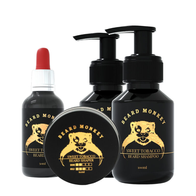 Beard Monkey Sweet Tobacco skägg startkit med skäggolja, skäggschampo, skäggbalsam och skäggvax i svarta premiumförpackningar med guldig logo. Komplett set för män som vill vårda, rengöra och styla sitt skägg med doften oud och saffran. Professionella groomingprodukter som återfuktar skägg, motverkar torr hud och ger ett välformat, fräscht och glansigt resultat. Perfekt skäggvårdskit för fylliga skägg och daglig grooming.