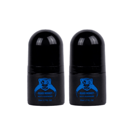 Två svarta cylindriska deodoranter med blå detaljer märkt "Beard Monkey Minty/Raspberry" och med apa som logotyp.