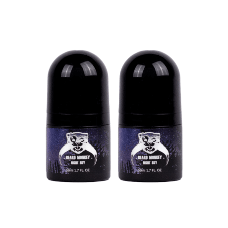 Två svarta cylindriska deodoranter med etiketter som har bild på en stjärnhimmel som bakgrund. Produkterna har vita detaljer och är märkt "Beard Monkey Night Sky" med apa som logotyp.