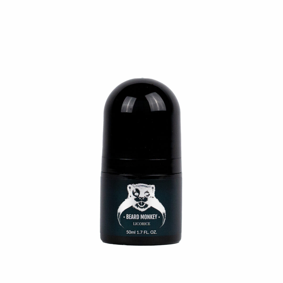 En svart cylindrisk deodorant med silvriga detaljer märkt "Beard Monkey Licorice" med en apa som logotyp.