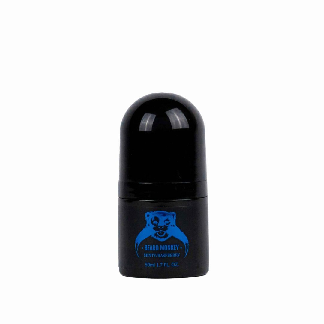 En svart cylindrisk deodorant med blå detaljer märkt "Beard Monkey Minty/Raspberry" med en apa som logotyp.