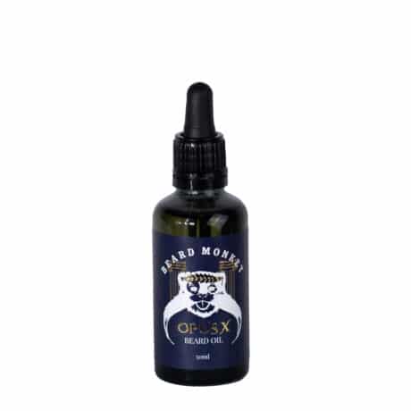 Beard Monkeys Beard Oil I doften OPUS X. En svart pumpflaska om 250ml med mörkblå etikett och vit text. Etiketten är dekorerad med Beard Monkey apan som bär en lövkrona av guld och har två pelare med antik design i guld bakom sig.