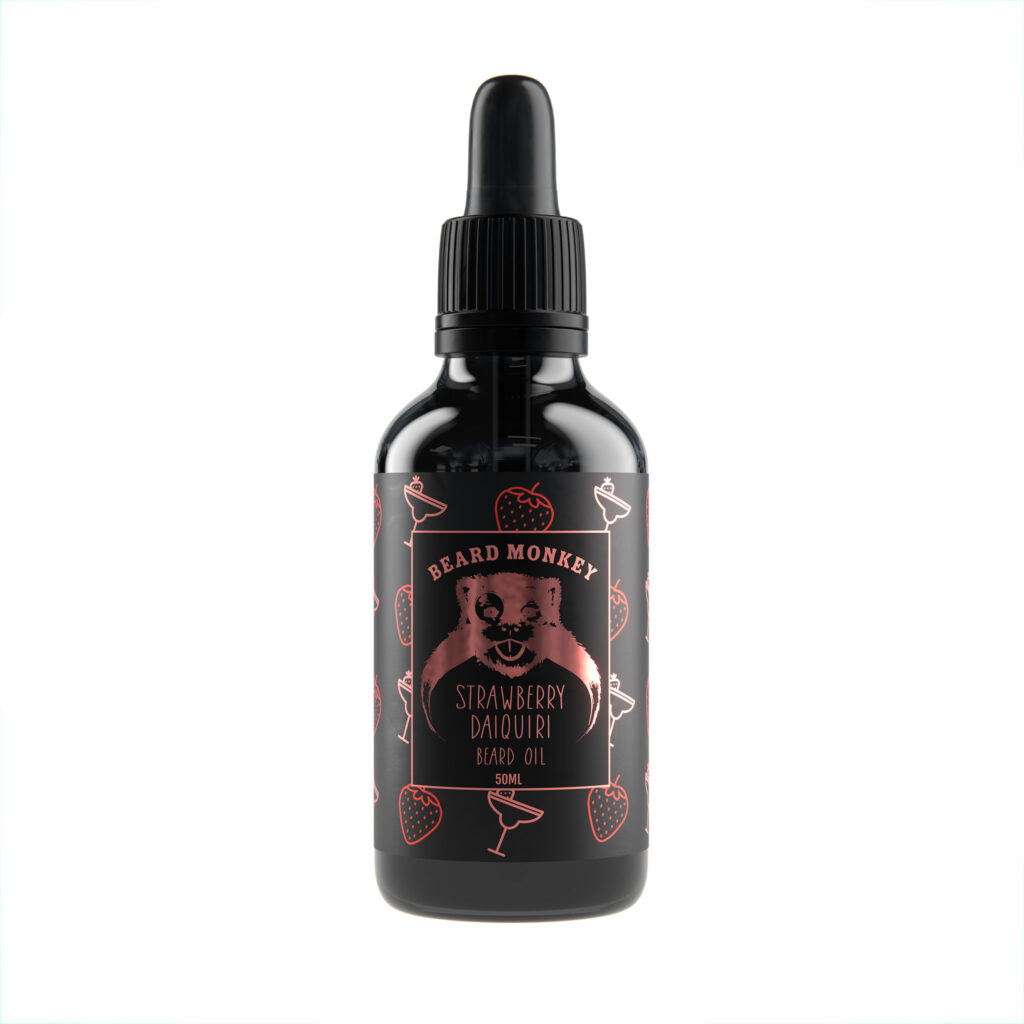 Beard Monkeys skäggolja I doften Strawberry Daiquiri. En svart pipettflaska om 50ml med en etikett med mörk bakgrund med dekorativa rosa drinkar i mönster och rosa text.