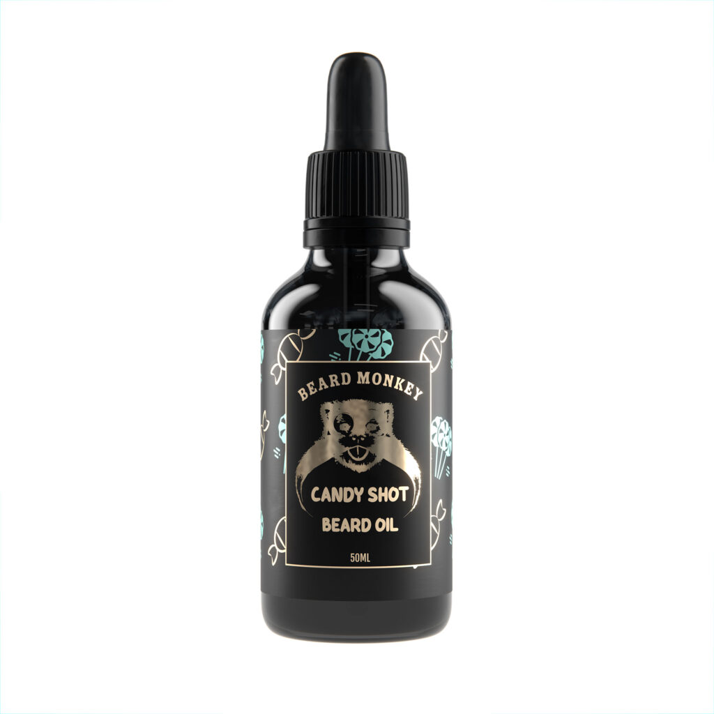 Beard Monkeys skäggolja I doften Candy Shot. En svart pipettflaska om 50ml med en etikett med mörk bakgrund med dekorativa blå och guldiga klubbor och karameller i mönster och guldig text.