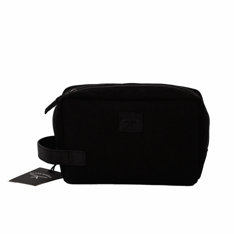 Svart necessär i canvas med läderdetaljer och präglad Beard Monkey-logga och dragkedja