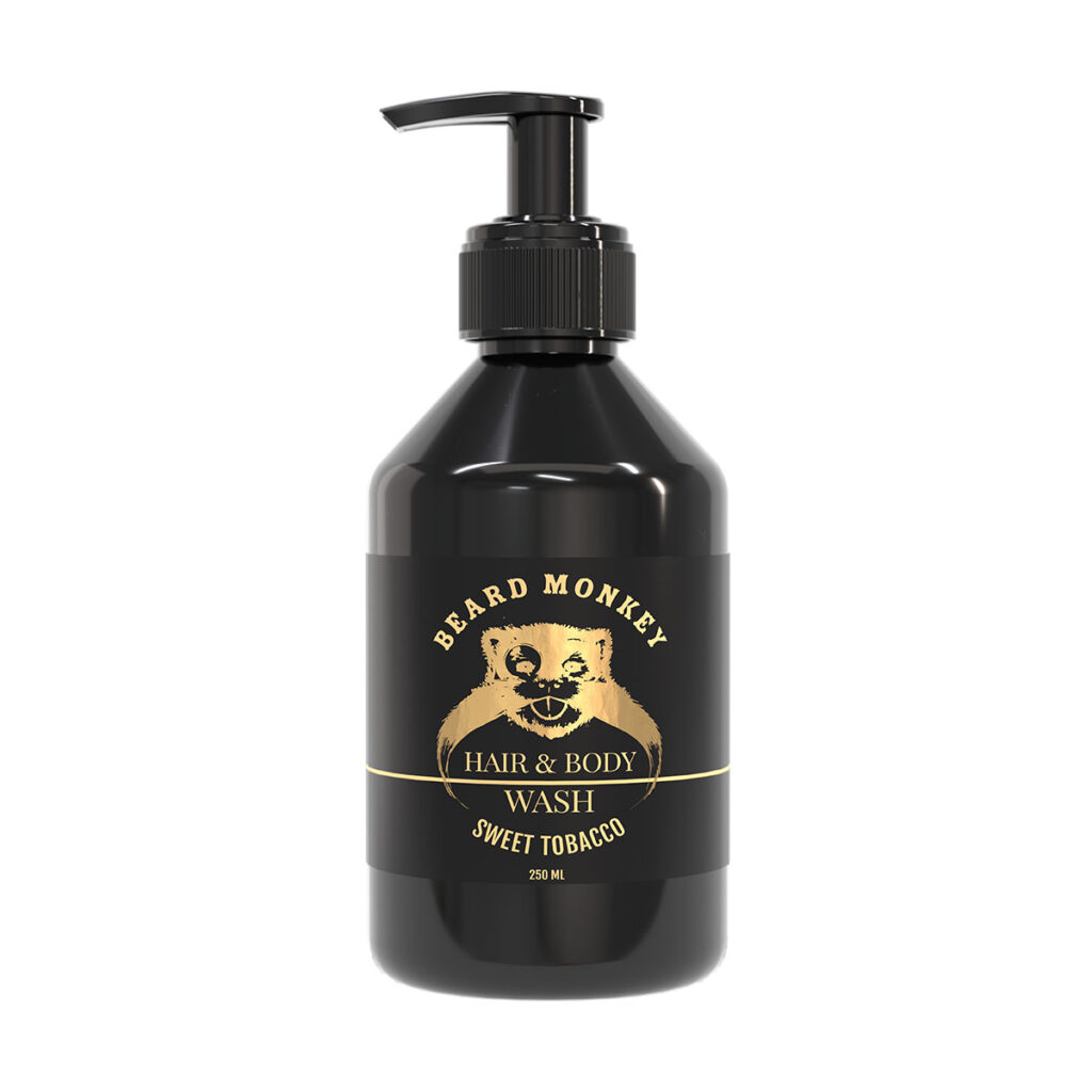 Beard Monkey Hair & Body Wash Sweet Tobacco i en stilren svart plastflaska med pumpfunktion, innehållande 250 ml vårdande duschgel för både hår och kropp. Etiketten har guldiga detaljer med Beard Monkeys karaktäristiska logotyp. Denna 2-i-1-produkt kombinerar varm och fyllig söt tobak och passar perfekt för daglig rengöring och återfuktning av hud och hår.