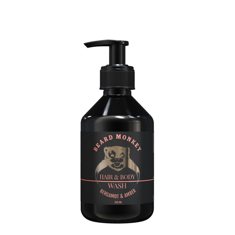 Beard Monkey Hair & Body Wash Bergamott & Amber i en stilren svart plastflaska med pumpfunktion, innehållande 250 ml vårdande duschgel för både hår och kropp. Etiketten har bronsfärgade och ljusrosa detaljer med Beard Monkeys karaktäristiska logotyp. Denna 2-i-1-produkt kombinerar elegant bergamott med amber och passar perfekt för daglig rengöring och återfuktning av hud och hår.