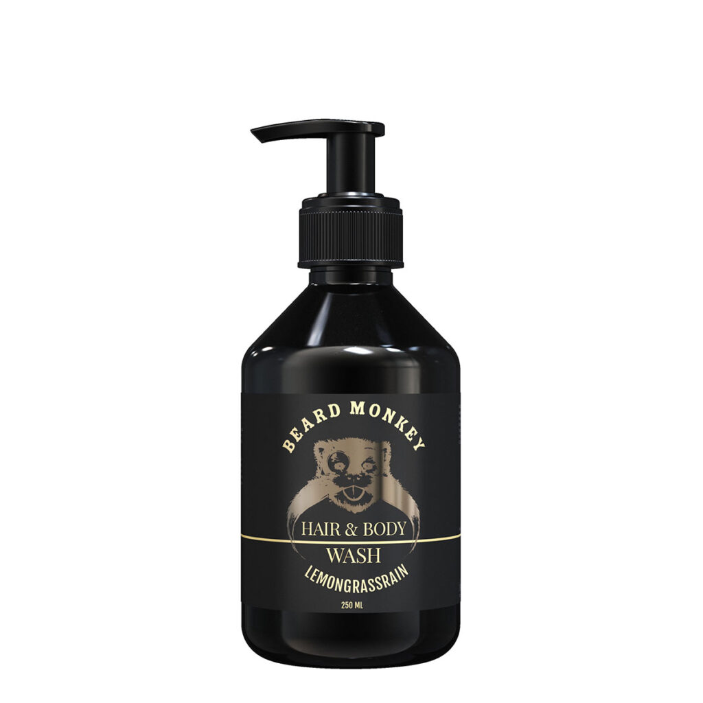 Beard Monkey Hair & Body Wash Lemongrass Rain i en stilren svart plastflaska med pumpfunktion, innehållande 250 ml vårdande duschgel för både hår och kropp. Etiketten har gula och guldiga detaljer med Beard Monkeys karaktäristiska logotyp. Denna 2-i-1-produkt kombinerar uppfriskande citron och jordigt regn och passar perfekt för daglig rengöring och återfuktning av hud och hår.