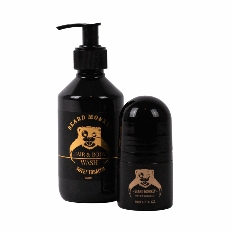 Två produkter från Beard Monkey i doften Sweet Tobacco – en svart pumpflaska med Hair & Body Wash (250 ml) och en matchande svart deodorantroll-on (50 ml), båda med guldtryckt logotyp och etikett.
