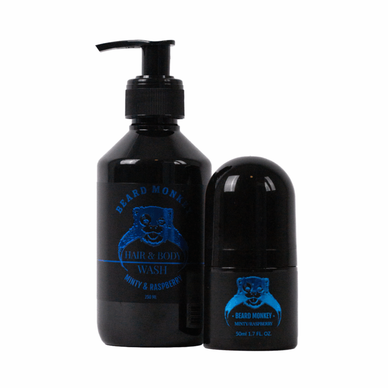 Två produkter från Beard Monkey i doften Minty/Raspberry – en svart pumpflaska med Hair & Body Wash (250 ml) och en matchande svart deodorantroll-on (50 ml), båda med blå logotyp och etikett.