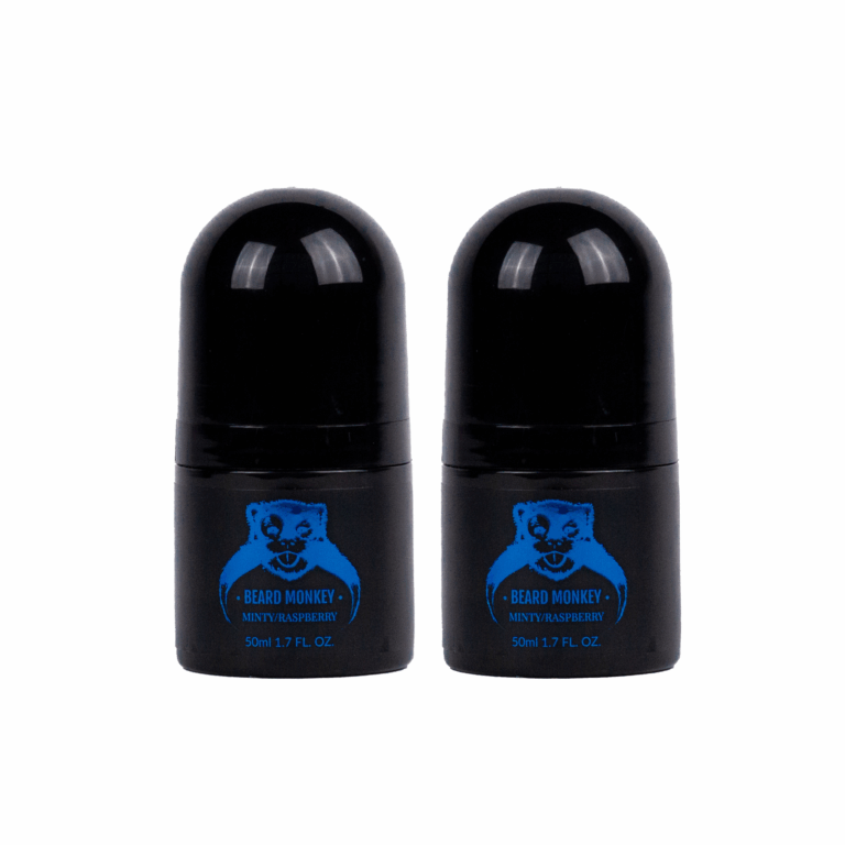 Två svarta cylindriska deodoranter med blå detaljer märkt "Beard Monkey Minty/Raspberry" och med apa som logotyp.