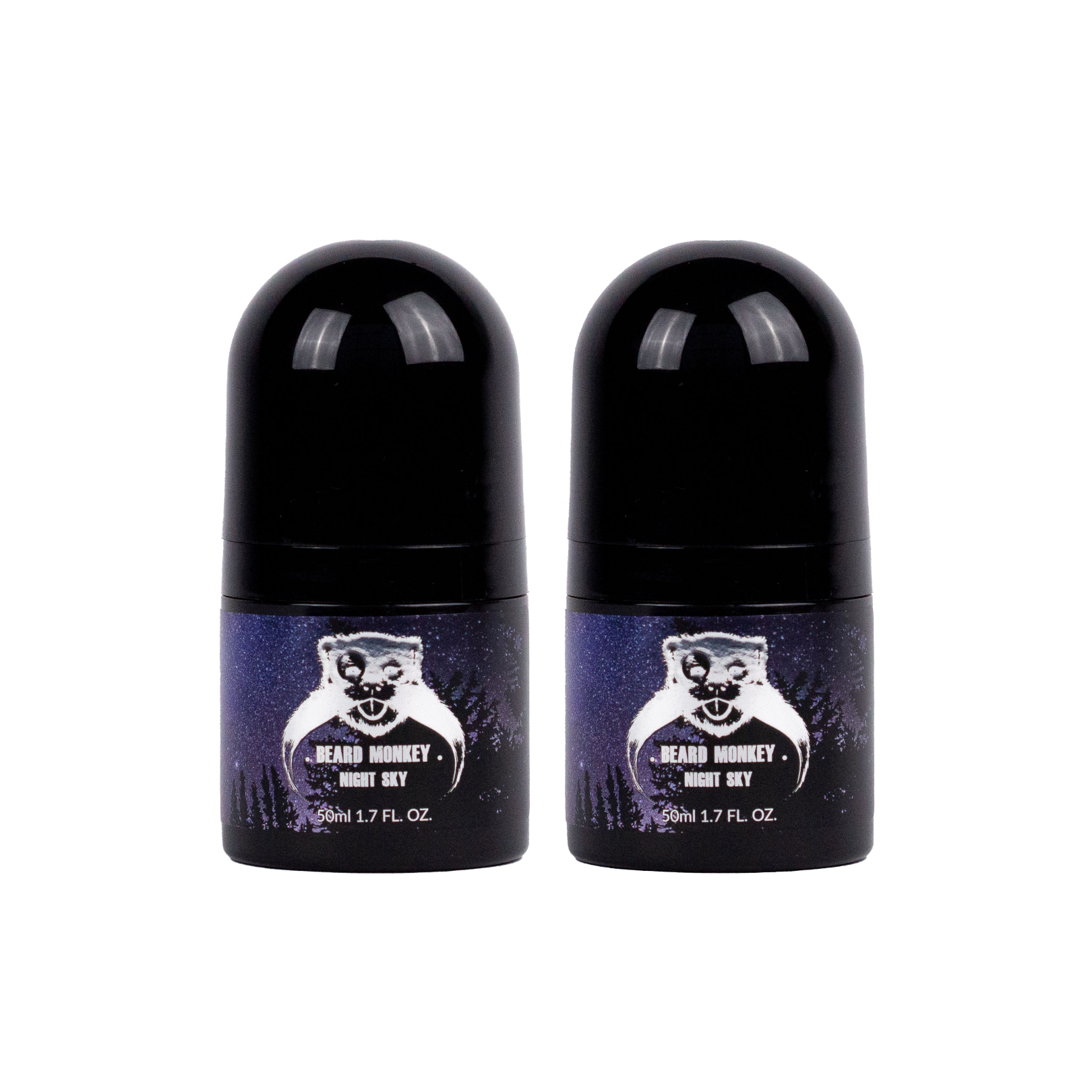 Två svarta cylindriska deodoranter med etiketter som har bild på en stjärnhimmel som bakgrund. Produkterna har vita detaljer och är märkt "Beard Monkey Night Sky" med apa som logotyp.