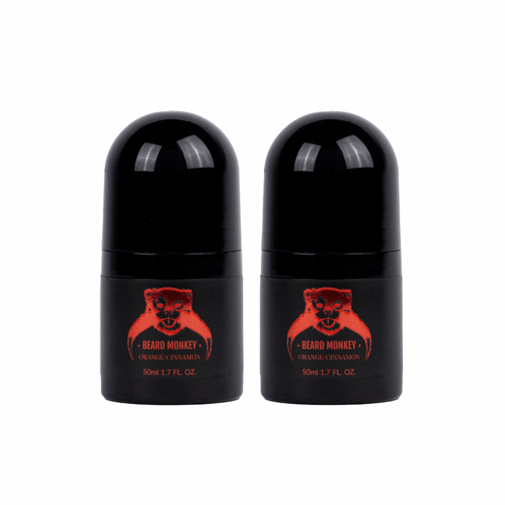 Två svarta cylindriska deodoranter med röda detaljer märkt "Beard Monkey Orange/Cinnamon" med apa som logotyp.