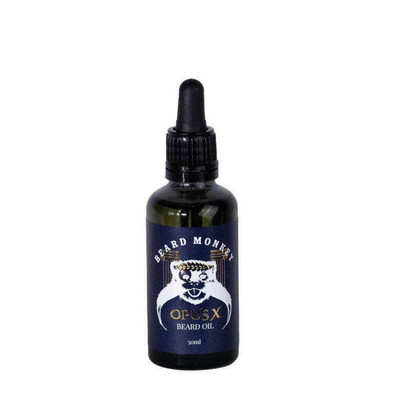 Beard Monkeys Beard Oil I doften OPUS X. En svart pipettflaska om 50ml med mörkblå etikett och vit text. Etiketten är dekorerad med Beard Monkey apan som bär en lövkrona av guld och har två pelare med antik design i guld bakom sig.