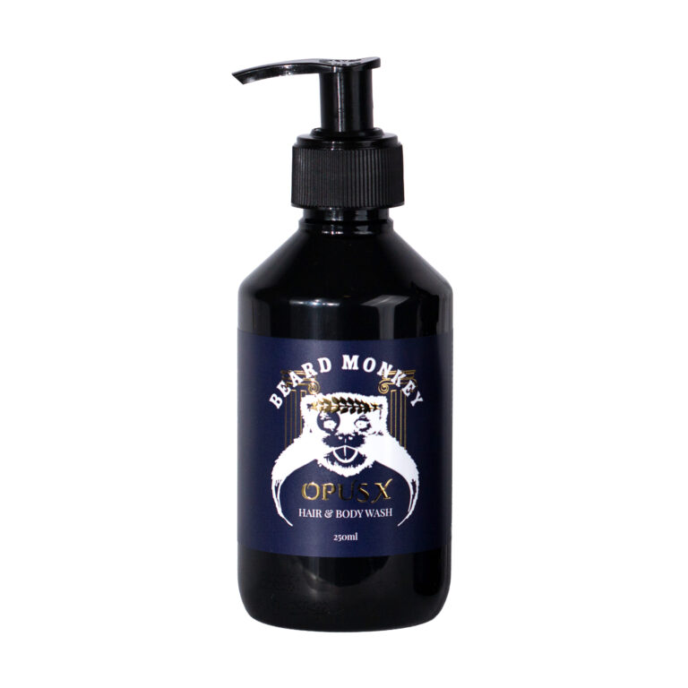 Beard Monkeys Hair & Body Wash I doften OPUS X. En svart pumpflaska om 250ml med mörkblå etikett och vit text. Etiketten är dekorerad med Beard Monkey apan som bär en lövkrona av guld och har två pelare med antik design i guld bakom sig.