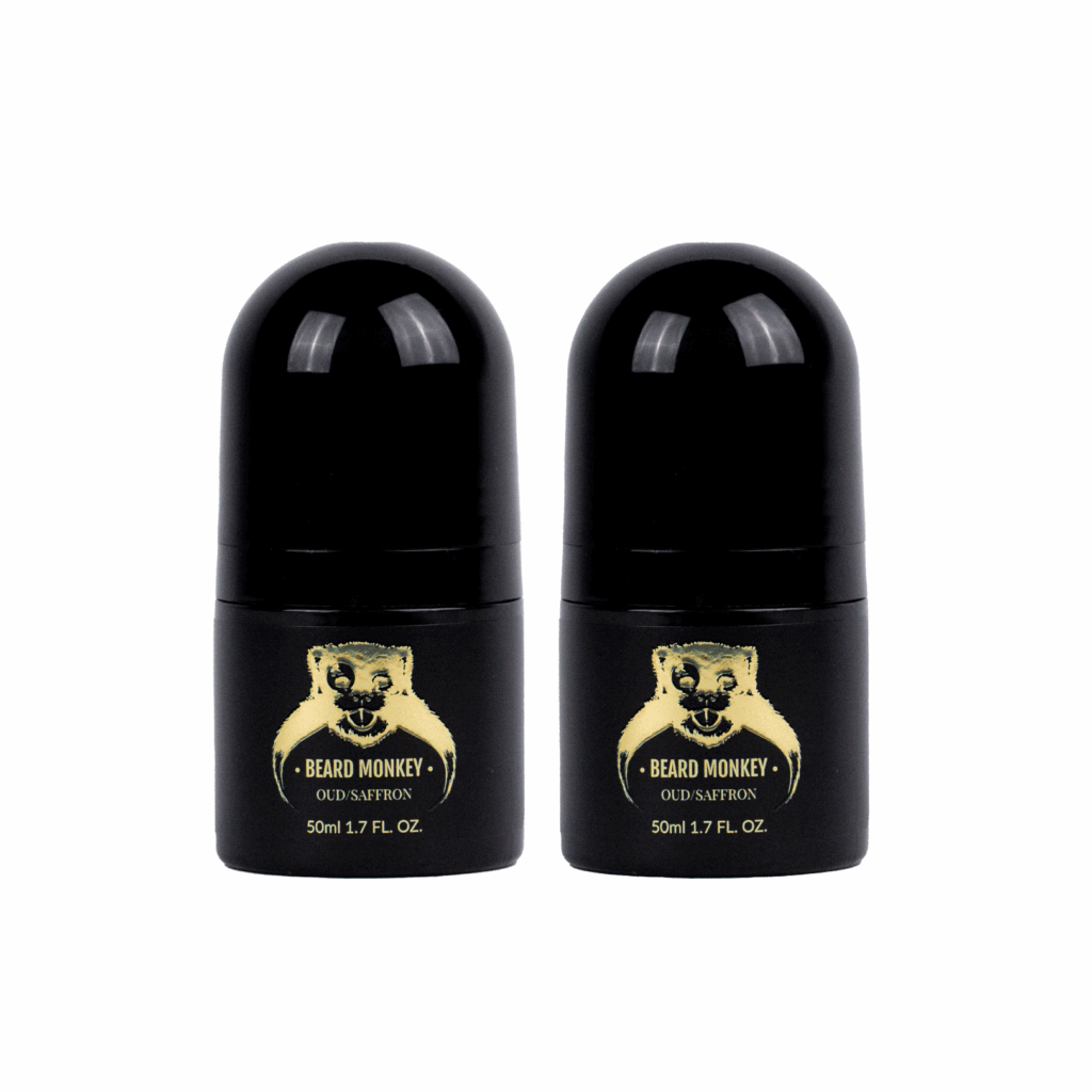 Två svarta cylindriska deodoranter med guldiga detaljer märkta "Beard Monkey Oud/Saffron" och med apa som logotyp.