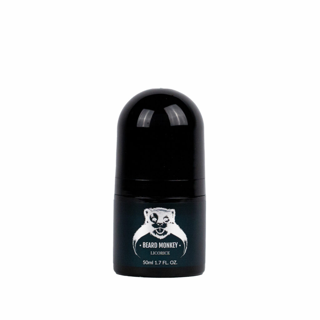 En svart cylindrisk deodorant med silvriga detaljer märkt "Beard Monkey Licorice" med en apa som logotyp.