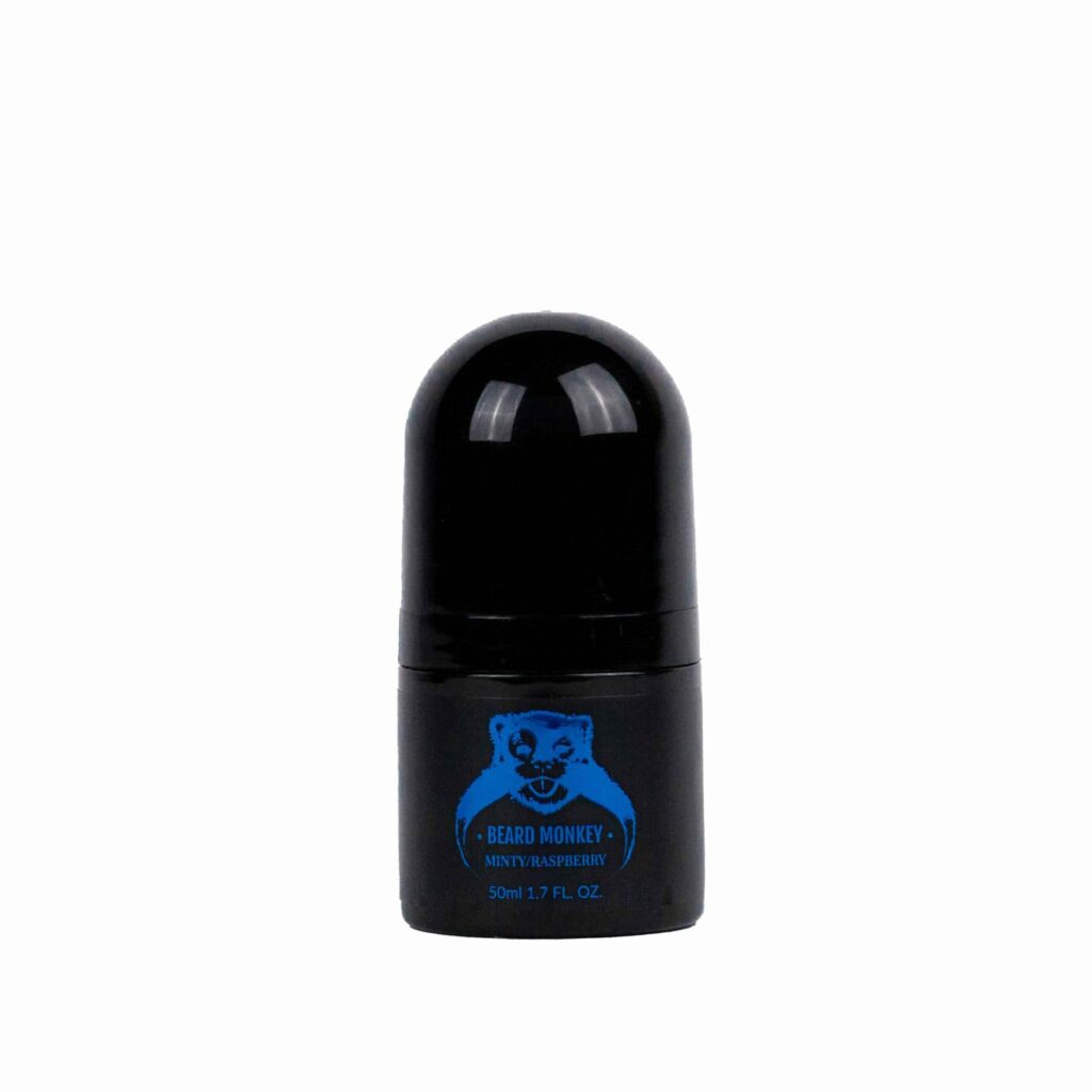 En svart cylindrisk deodorant med blå detaljer märkt "Beard Monkey Minty/Raspberry" med en apa som logotyp.