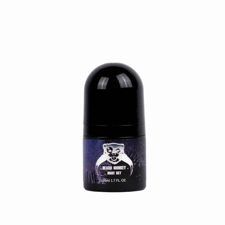 En svart cylindrisk deodorant med en etikett som har bild på en stjärnhimmel som bakgrund. Produkten har vita detaljer och är märkt "Beard Monkey Night Sky" med en apa som logotyp.