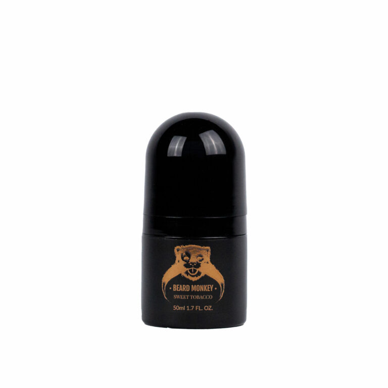 En svart cylindrisk deodorant med bronsfärgade detaljer märkt "Beard Monkey Sweet Tobacco" med en apa som logotyp.