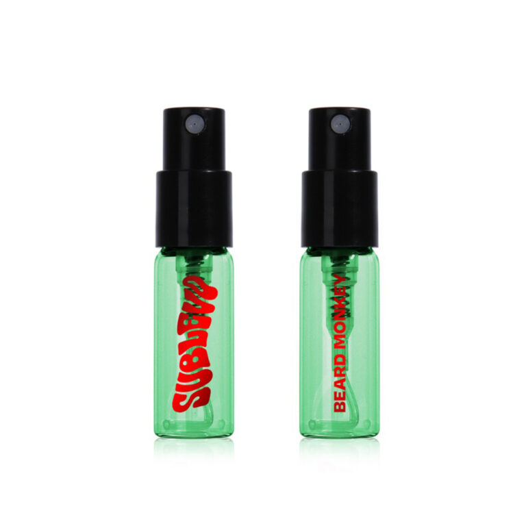 Två gröna och transparenta 2ml flaska med röd texter "SUBLEVO" och "BEARD MONKEY".