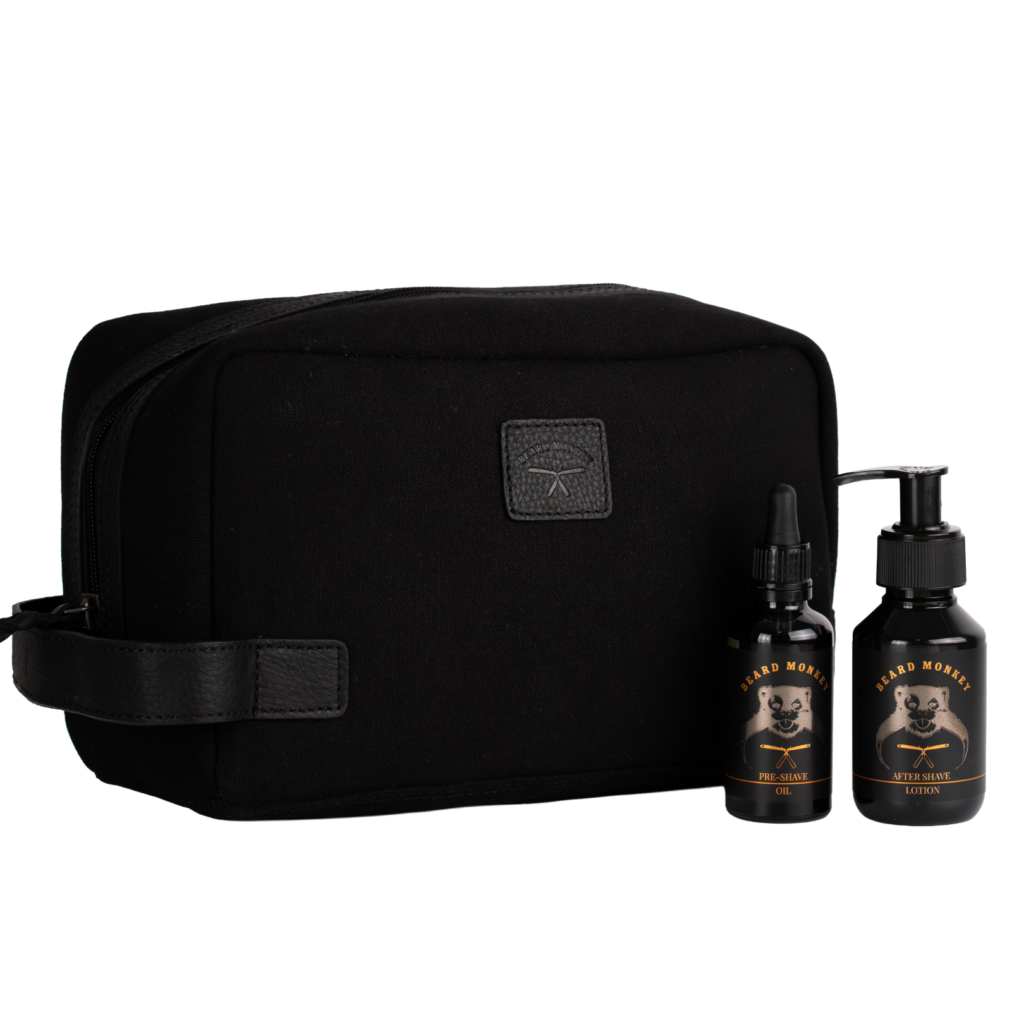 Svart necessär i canvas med svarta läderdetaljer och nedpräglad Beard Monkey logga. Snett framför neccesären står en svarta pumpflaska om 100ml och en pipettflaska om 50ml, båda med orangea detaljer. Pipettflaskan innehåller Pre-shave oil, pumpflaskan innehåller After shave lotion.