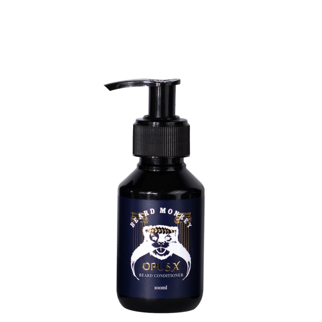 Beard Monkeys skäggbalsam I doften OPUS X. En svart pumpflaska om 100ml med mörkblå etikett och vit text. Etiketten är dekorerad med Beard Monkey apan som bär en lövkrona av guld och har två pelare med antik design i guld bakom sig.